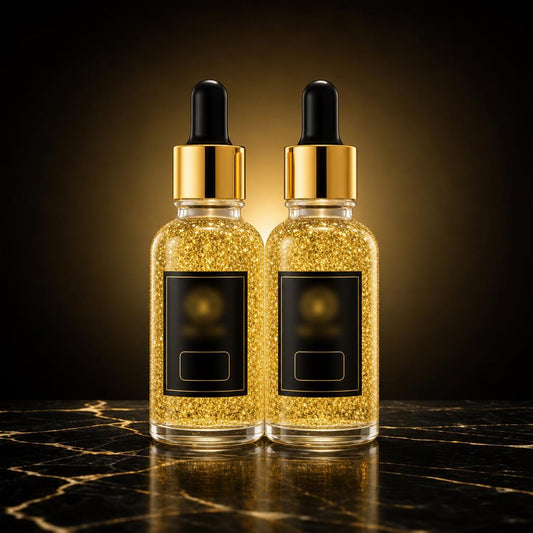 Sérum de Oro 24K Aurelia, dos frascos cuentagotas sobre mármol negro y dorado