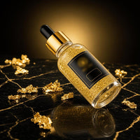 Frasco de sérum Aurelia tumbado junto a copos de oro decorativos