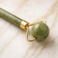 Detalle del cabezal esferico de jade y montura dorada